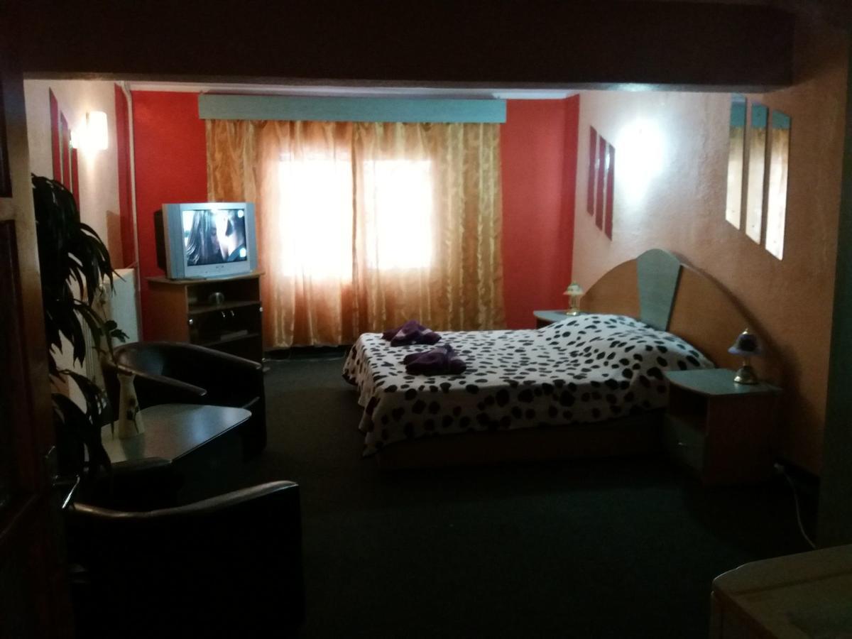 Cabana Pensiune La Brazi Vulcan  Buitenkant foto